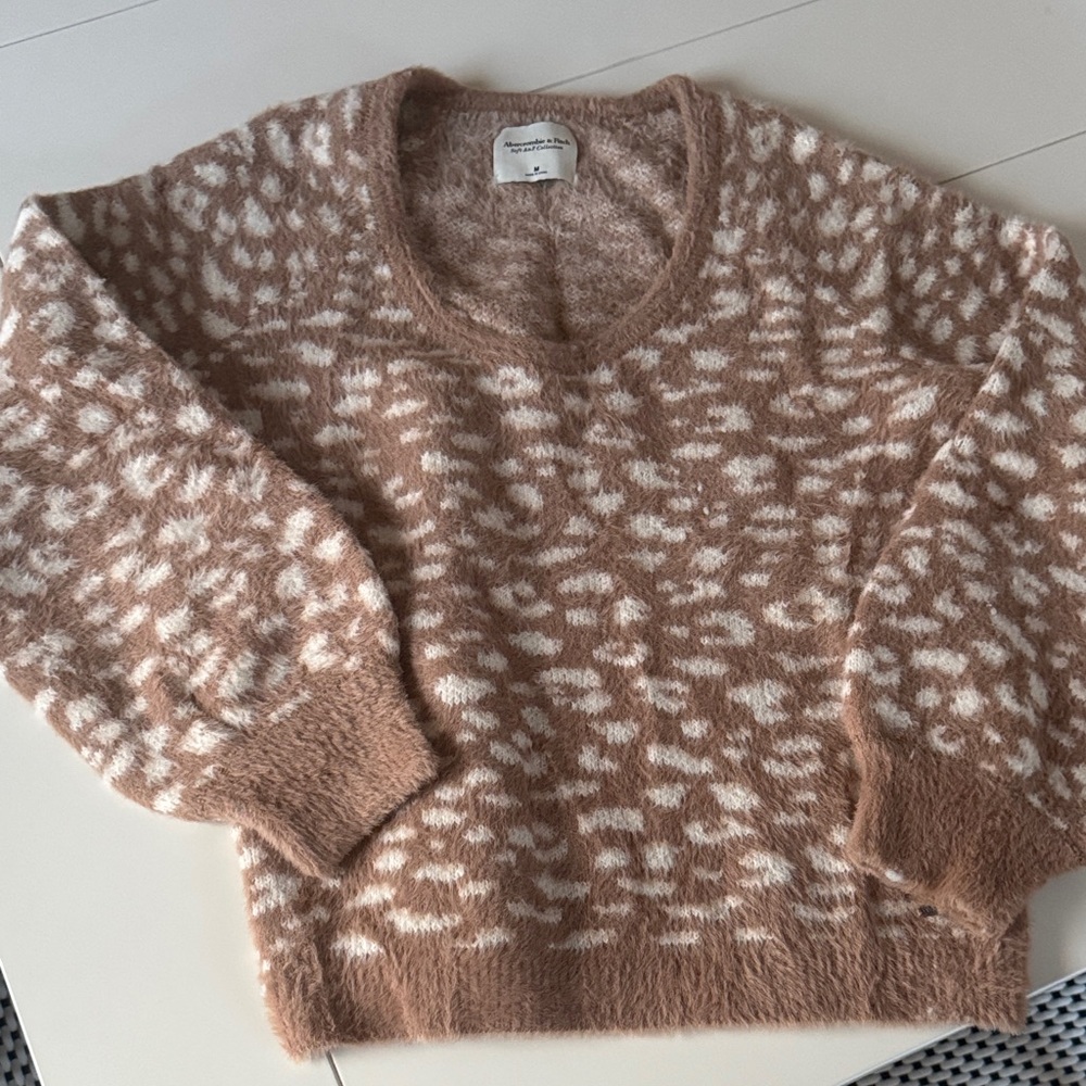 Abercrombie Tan and White Knit Sweater
